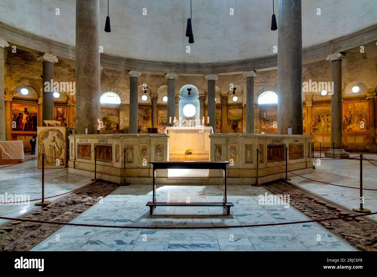 Innenraum der Kirche Santo Stefano al Monte Celio, Rom, Italien Stockfoto