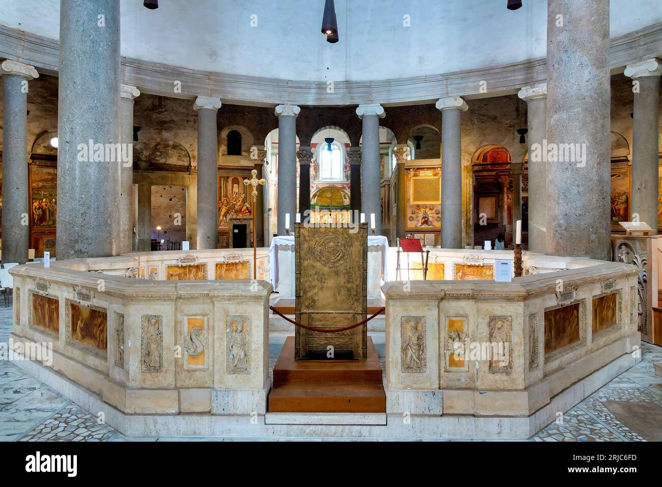 Innenraum der Kirche Santo Stefano al Monte Celio, Rom, Italien Stockfoto
