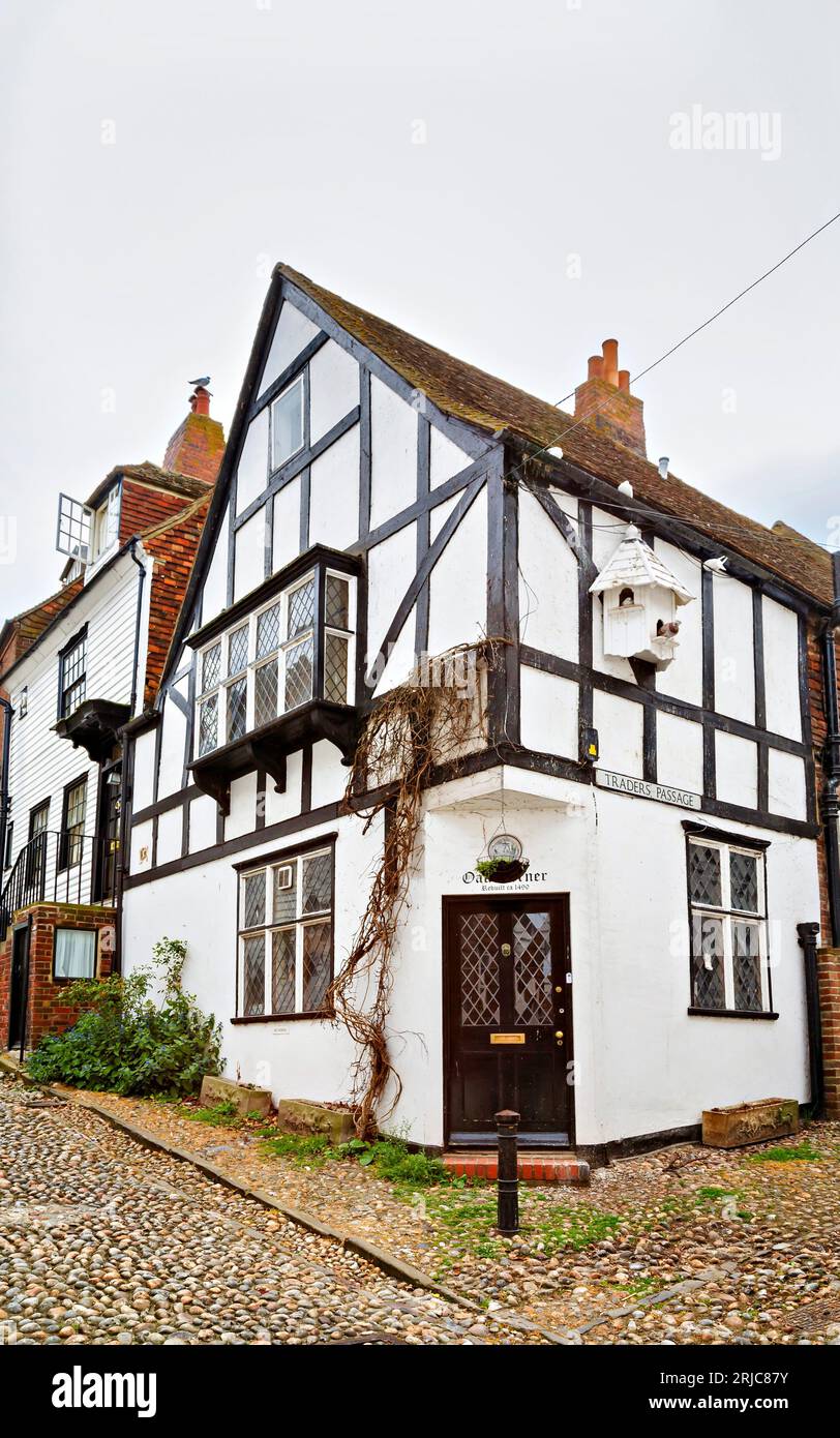 Mittelalterliche Häuser in Traders' Passage, einer Kopfsteinpflastergasse in der historischen Mermaid Street im Zentrum von Rye, einer englischen Stadt nahe der Küste in East Sussex Stockfoto