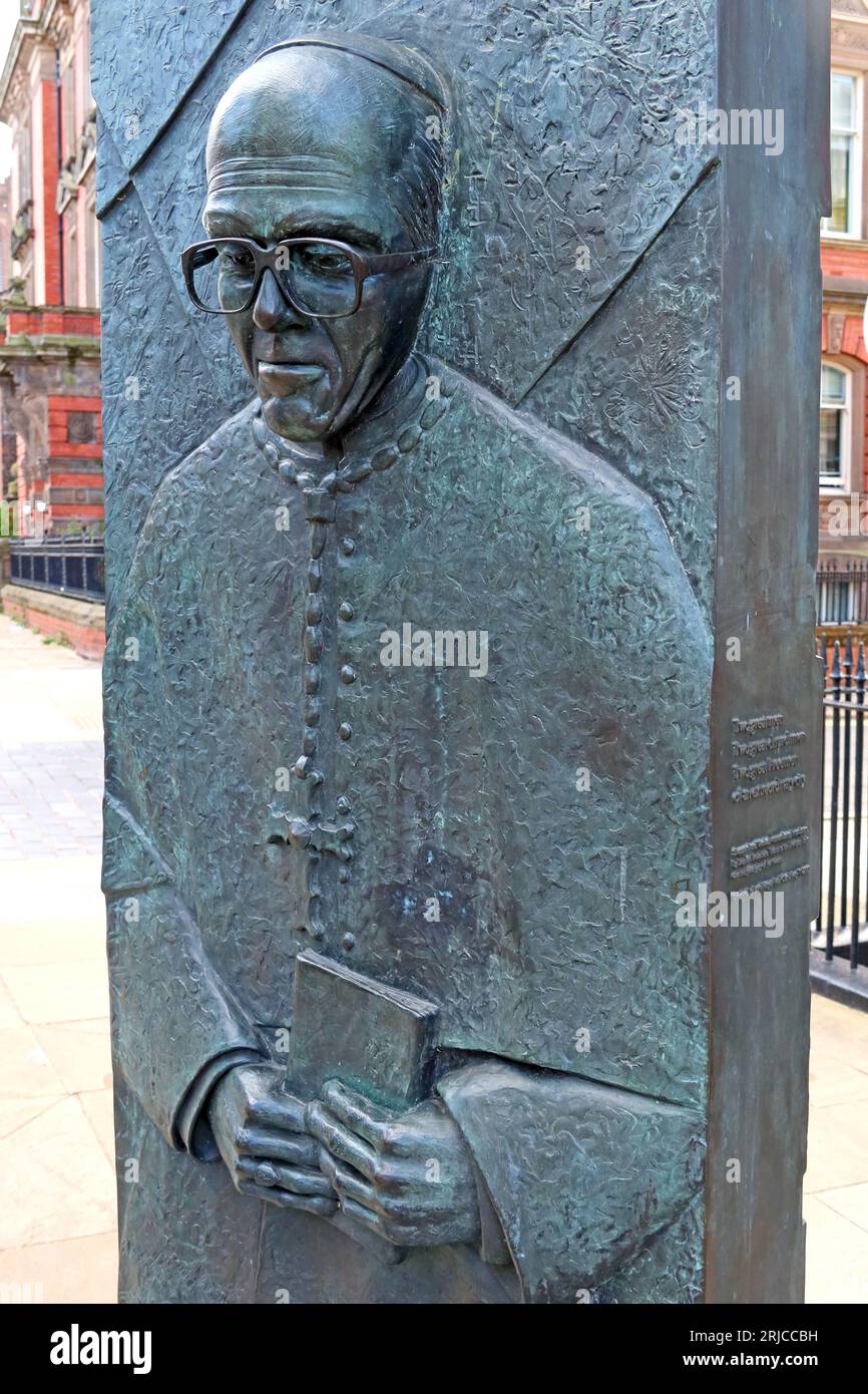 Derek Worlock Erzbischof von Liverpool Bronzestatue, Hope St, Liverpool, Merseyside, England, UK, L1 9-POLIG Stockfoto