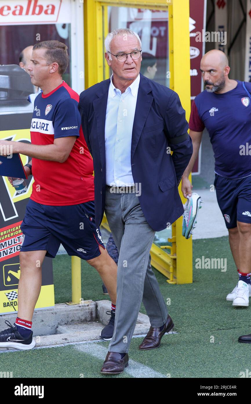 Turin, Italien. August 2023. Italien, Turin, 21. august 2023: Claudio Ranieri (Cagliari-Manager) tritt ins Feld und geht während des Fußballspiels Torino vs Cagliari auf die Bank, Serie A 2023-2024 Day 1, Stadio Olimpico (Foto: Fabrizio Andrea Bertani/Pacific Press) Credit: Pacific Press Media Production Corp./Alamy Live News Stockfoto