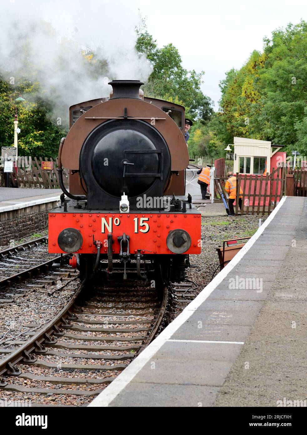 Die Hunslet-Sparsammelpanzerlokomotive Nr. 15 Earl David wechselt die Gleise am Bahnhof Bitton der Avon Valley Railway. Stockfoto