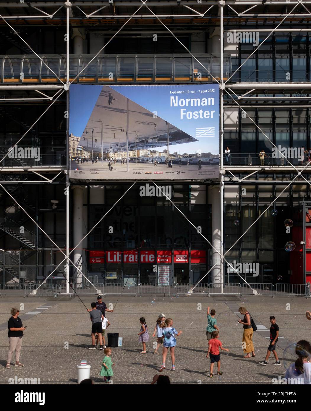 Blick in Richtung Pompidou mit Poster für Norman Foster Retrospektive (Bild von Edmund Sumner). Centre Pompidou Paris in 2023, Paris, Frankreich. Architekt Stockfoto