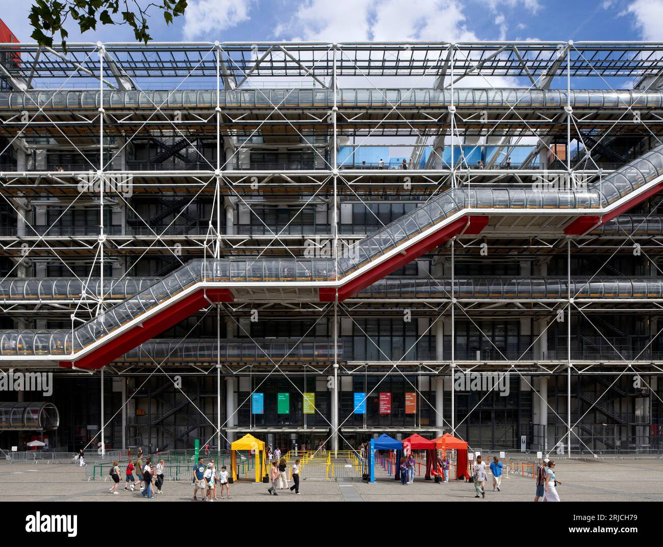 Frontfassade. Centre Pompidou Paris in 2023, Paris, Frankreich. Architekt: Richard Rogers, Renzo Piano, Gianfranco Franchini, 1977. Stockfoto