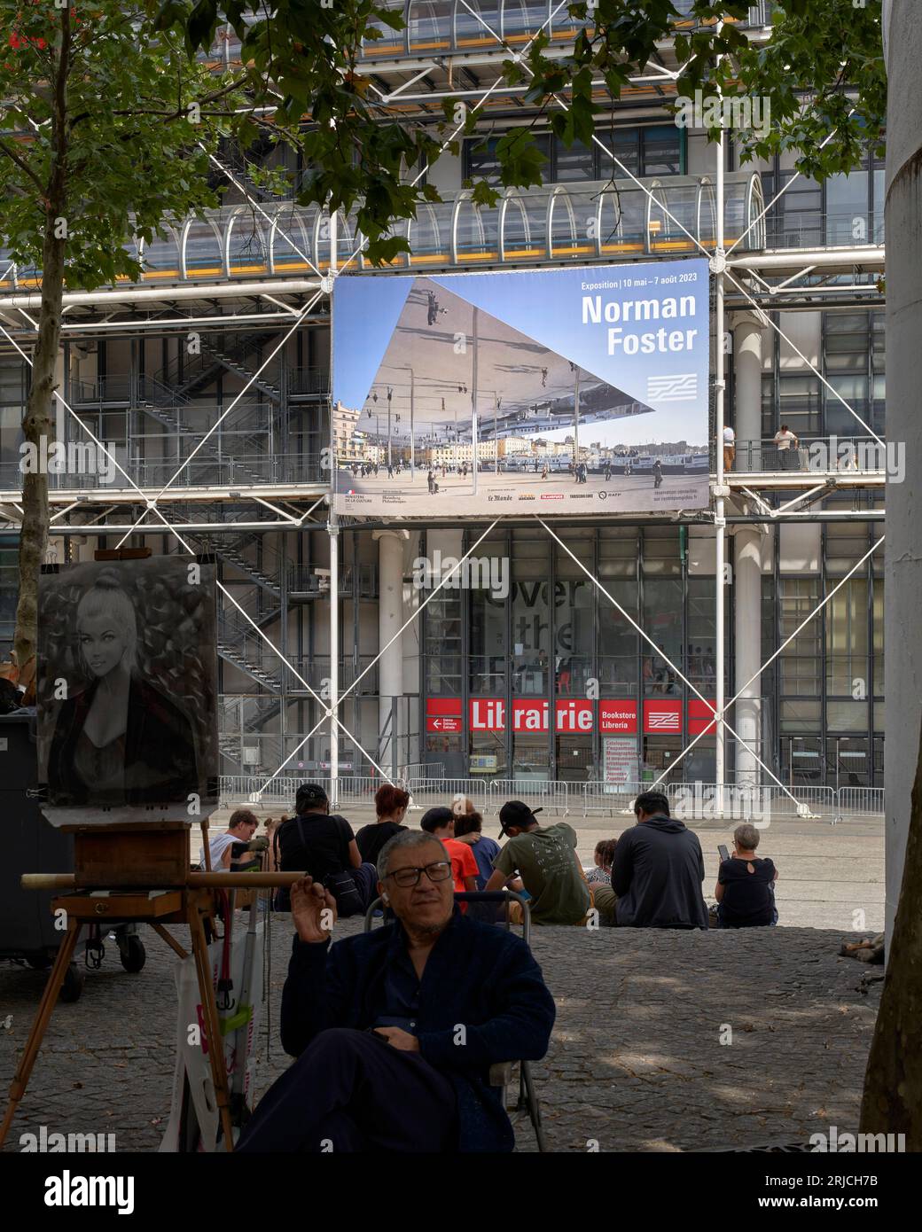 Blick in Richtung Pompidou mit Poster für Norman Foster Retrospektive (Bild von Edmund Sumner). Centre Pompidou Paris in 2023, Paris, Frankreich. Architekt Stockfoto
