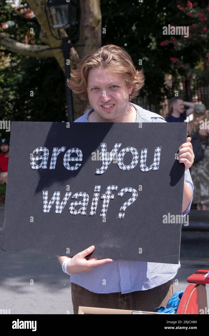 STRASSENSZENE. Zwei ähnlich gekleidete chassidische Juden biegen an der Lee Avenue in Williamsburg, Brooklyn, New York ab. Stockfoto