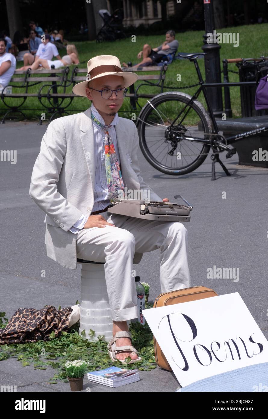 Ein asiatischer Amerikaner im Washington Square Park schreibt persönliche Gedichte und bittet um Spenden. Im August 2023 in Manhattan. Stockfoto