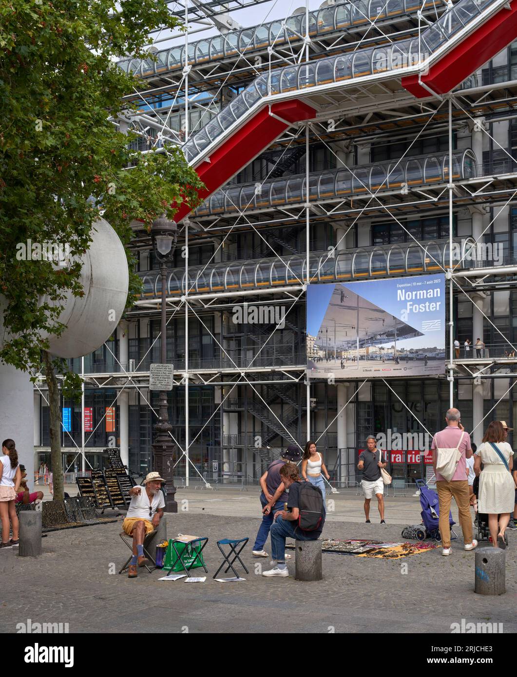 Blick in Richtung Pompidou mit Poster für Norman Foster Retrospektive (Bild von Edmund Sumner). Centre Pompidou Paris in 2023, Paris, Frankreich. Architekt Stockfoto
