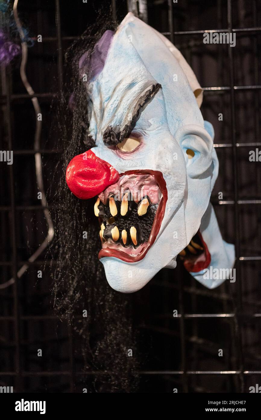 Profil einer sehr erschreckenden Gummimaske bei Halloween Adventure, einem Kostümtchotchke-Shop in Greenwich Village, Manhattan, New York. Stockfoto
