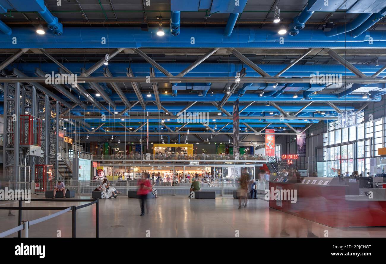 Innenansicht im Erdgeschoss. Centre Pompidou Paris in 2023, Paris, Frankreich. Architekt: Richard Rogers, Renzo Piano, Gianfranco Franchini, 1977. Stockfoto