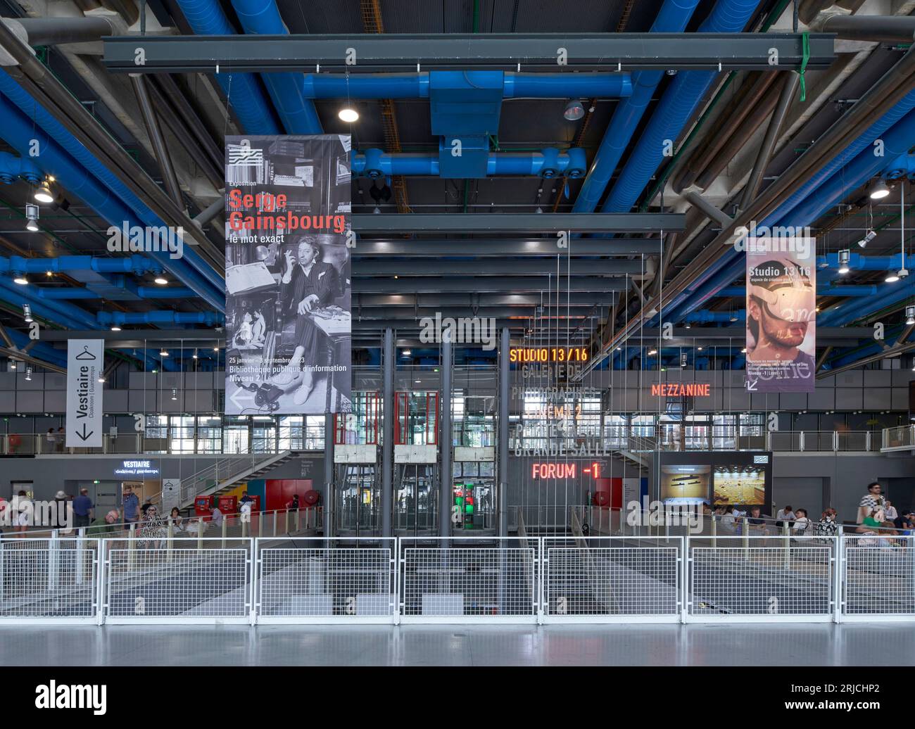 Innenansicht im Erdgeschoss. Centre Pompidou Paris in 2023, Paris, Frankreich. Architekt: Richard Rogers, Renzo Piano, Gianfranco Franchini, 1977. Stockfoto