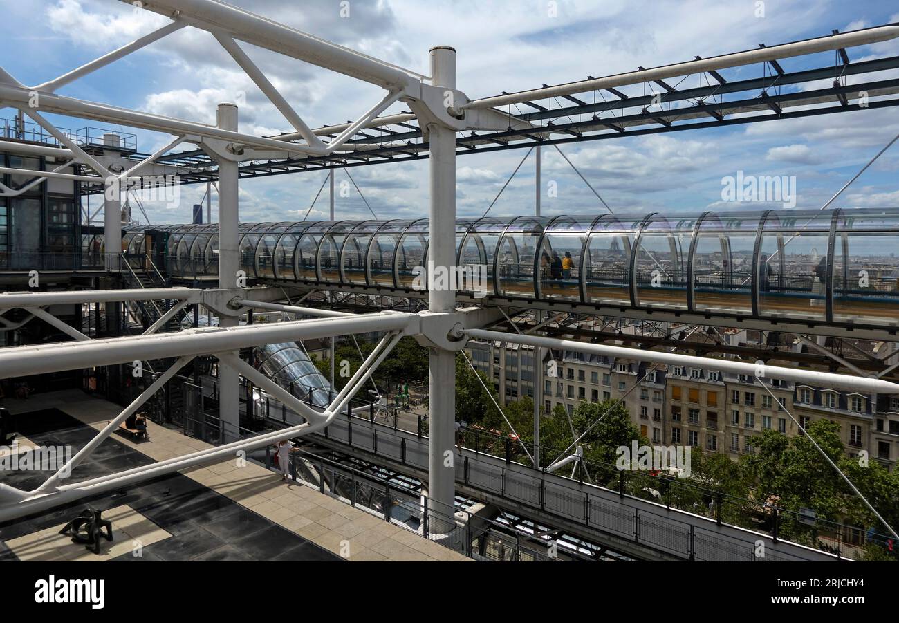 Blick auf das oberste Stockwerk. Centre Pompidou Paris in 2023, Paris, Frankreich. Architekt: Richard Rogers, Renzo Piano, Gianfranco Franchini, 1977. Stockfoto