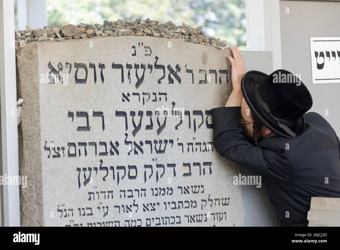 Orthodoxe juden glauben, dass das Beten am Grabstein der Gerechten die Kraft des Gebets erhöht Stockfoto