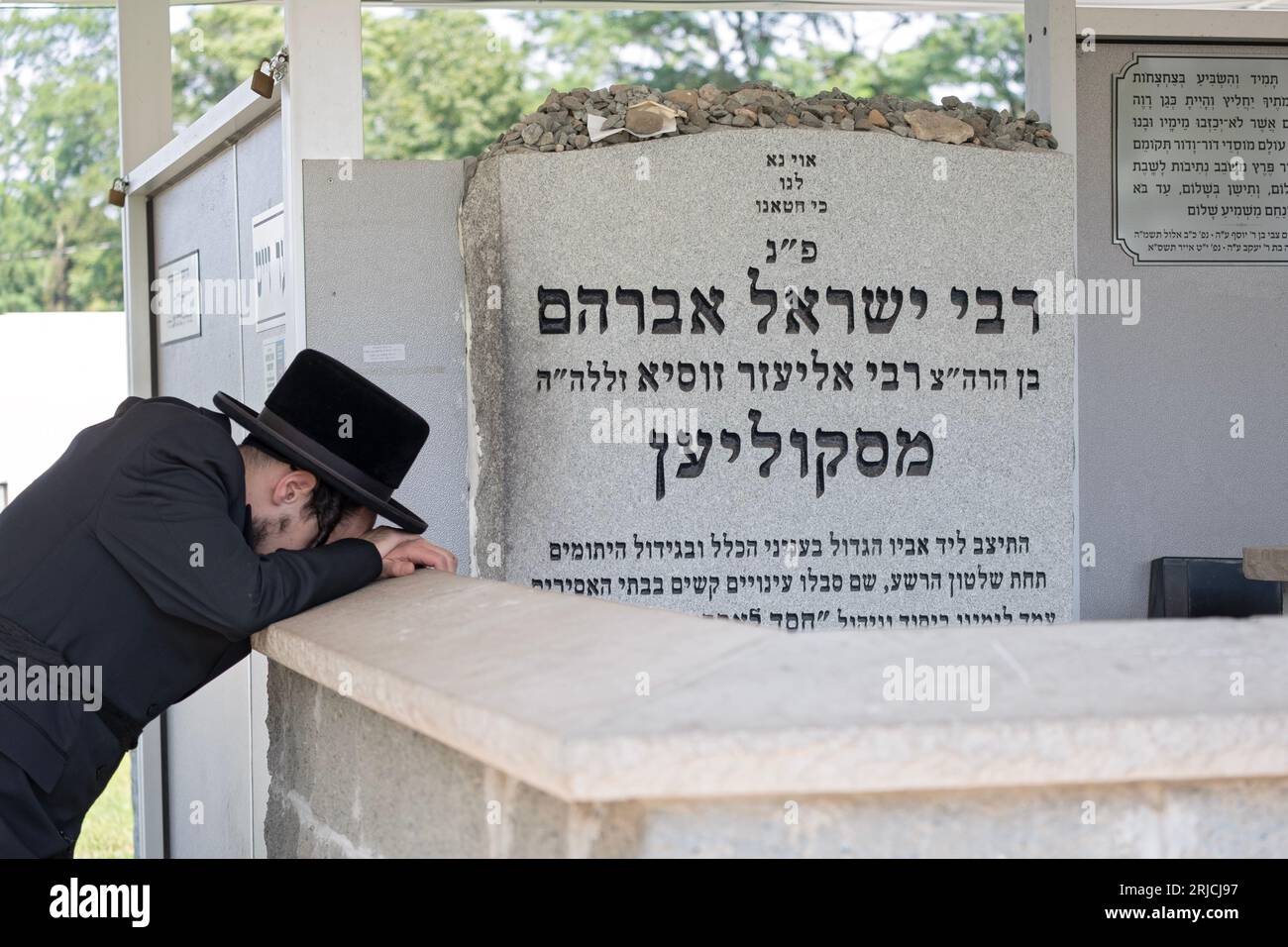 Orthodoxe juden glauben, dass das Beten am Grabstein der Gerechten die Kraft des Gebets erhöht Stockfoto