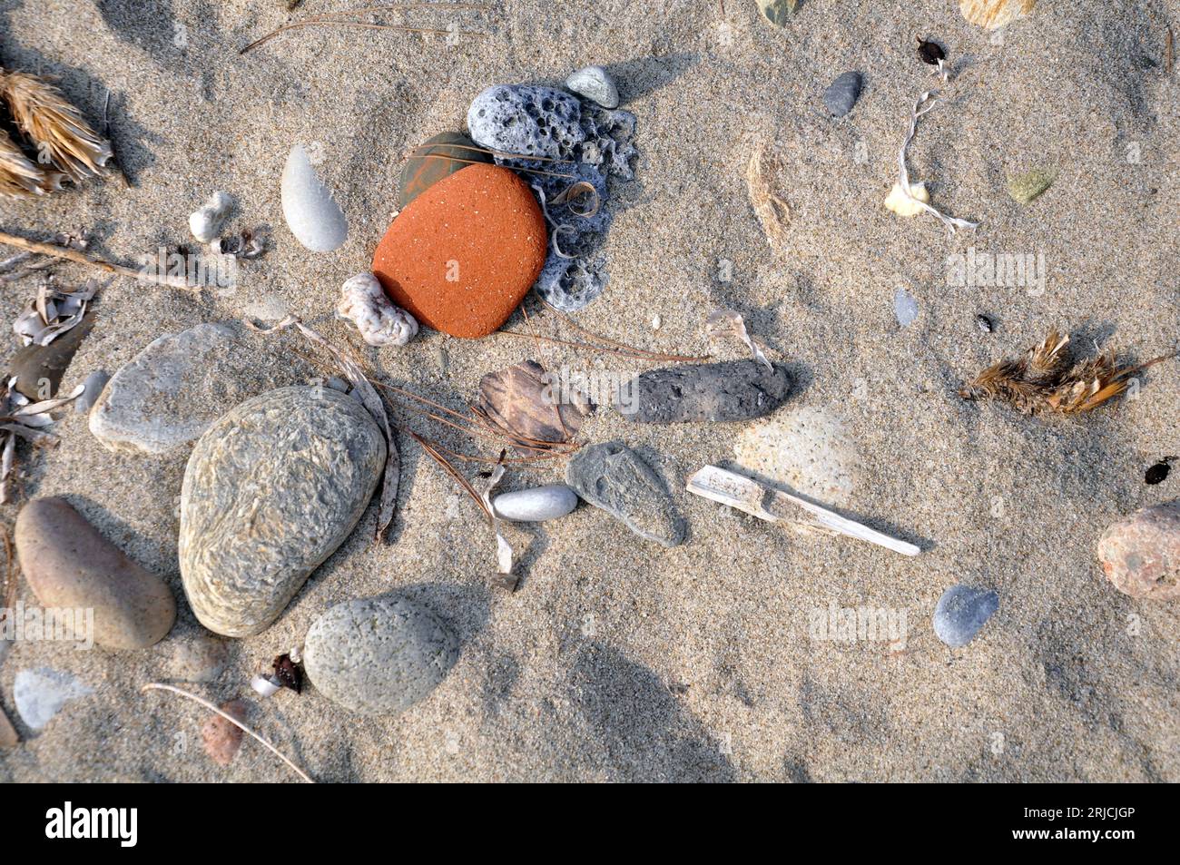 Bunte Steine, Meer und Sand Stockfoto