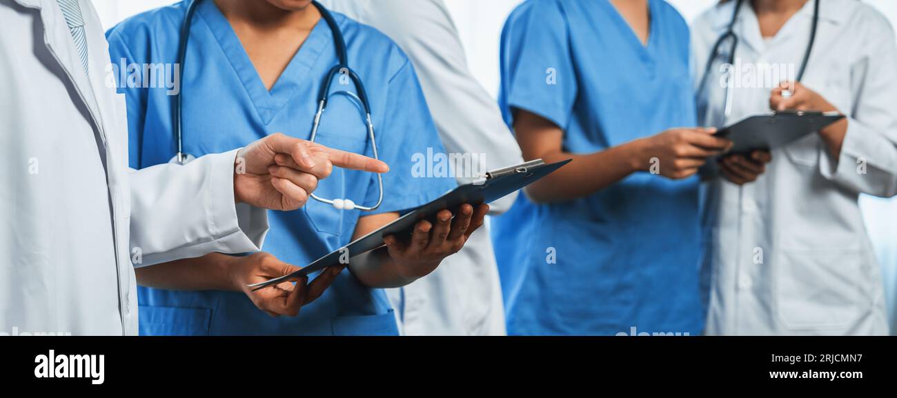 Medizinisches Team mit Ärzteschwester und Spezialisten im Gesundheitswesen arbeiten im Krankenhaus mit Laptop und Tablet zusammen. Medizinischer Arbeitsplatz und Stockfoto