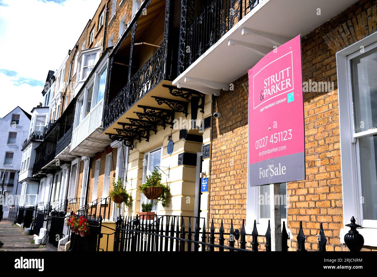 Immobilien zum Verkauf mit zum Verkauf stehendem Schild, nelson Crescent, ramsgate Town, thanet, East kent, uk, 22. august 2023 Stockfoto
