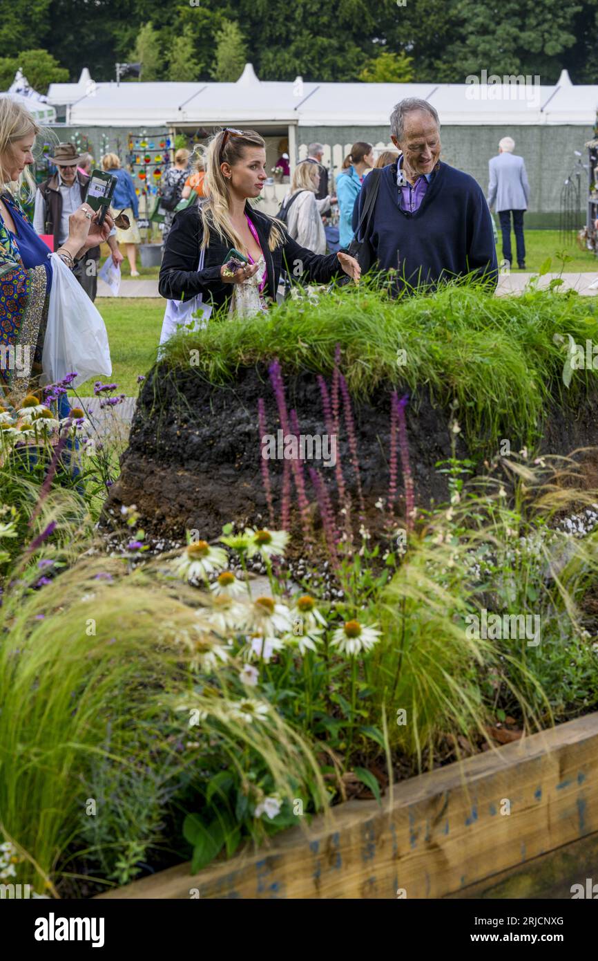 Besucher sehen und unterhalten sich über das Design von Gartenbettpfannen, Teilnahme am Wettbewerb - RHS Tatton Park Flower Show 2023 Showground, Cheshire, England, UK. Stockfoto