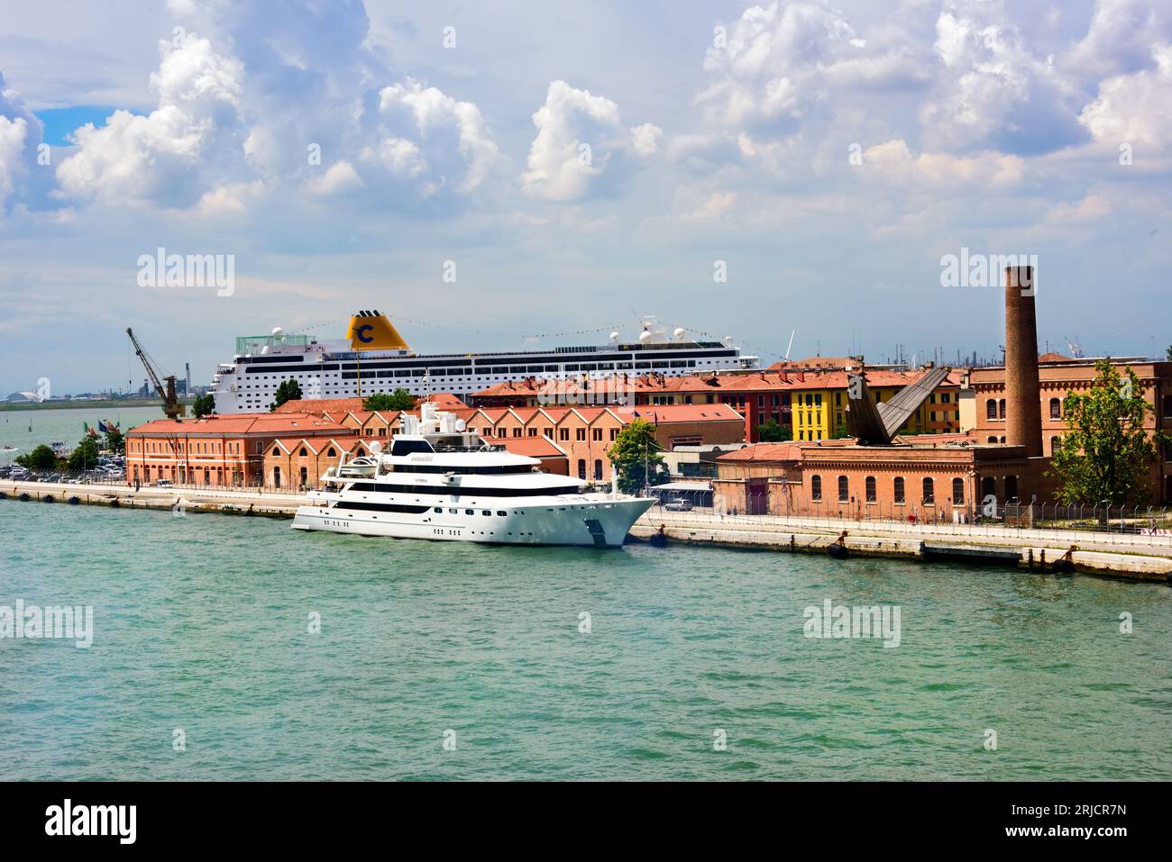 Venedig, Italien - 13. Juni 2016: Blick auf die Stadt Venedig von der Seite eines Kreuzfahrtschiffs. Venedig ist einer der geschäftigsten Kreuzfahrthäfen in Europa Stockfoto