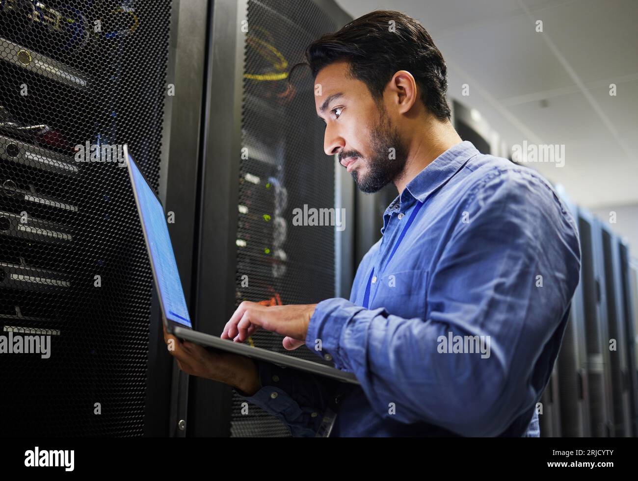 Konnektivität, Rechenzentrum und ein Mann mit einem Laptop für Wartung, Cybersicherheit und Internet-Check. Codierung, E-Mail und ein asiatischer Programmierer, der eingibt Stockfoto