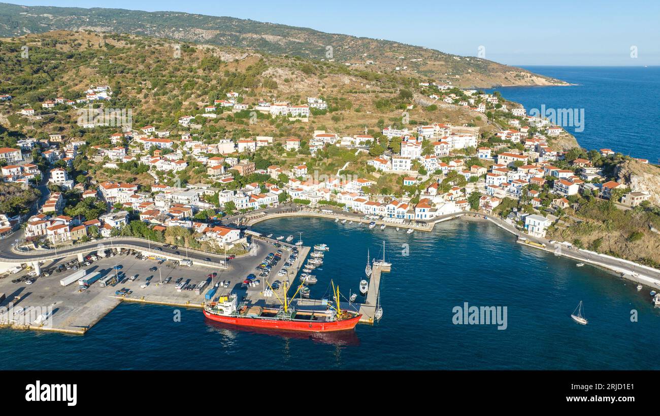 Luftaufnahme der Stadt Evdilos auf der Insel Ikaria, Griechenland Stockfoto