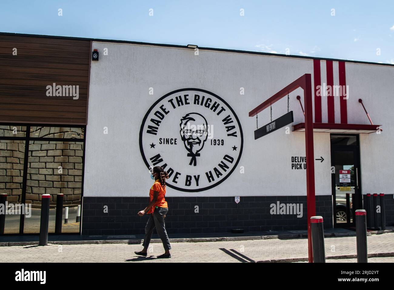 Nakuru, Kenia. August 2023. Eine Frau spaziert an einem Zweig einer amerikanischen Fast-Food-Hühnerrestaurant-Kette, Kentucky Fried Chicken (KFC) in Nakuru Town vorbei. (Credit Image: © James Wakibia/SOPA Images via ZUMA Press Wire) NUR REDAKTIONELLE VERWENDUNG! Nicht für kommerzielle ZWECKE! Stockfoto