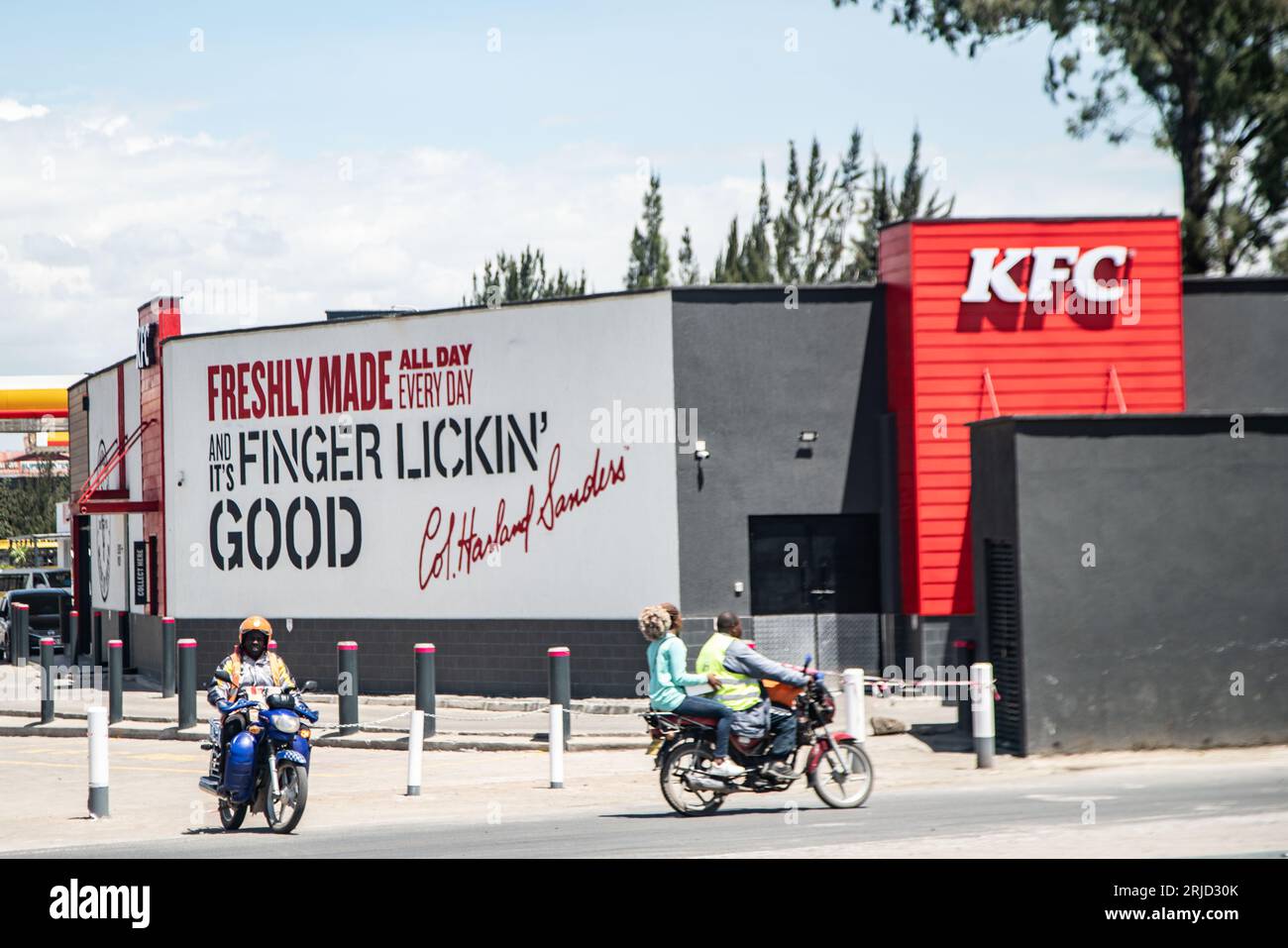 Nakuru, Kenia. August 2023. Motorradfahrer fahren an einem Zweig einer amerikanischen Fast-Food-Hühnerrestaurant-Kette, Kentucky Fried Chicken (KFC), in Nakuru Town vorbei. (Credit Image: © James Wakibia/SOPA Images via ZUMA Press Wire) NUR REDAKTIONELLE VERWENDUNG! Nicht für kommerzielle ZWECKE! Stockfoto