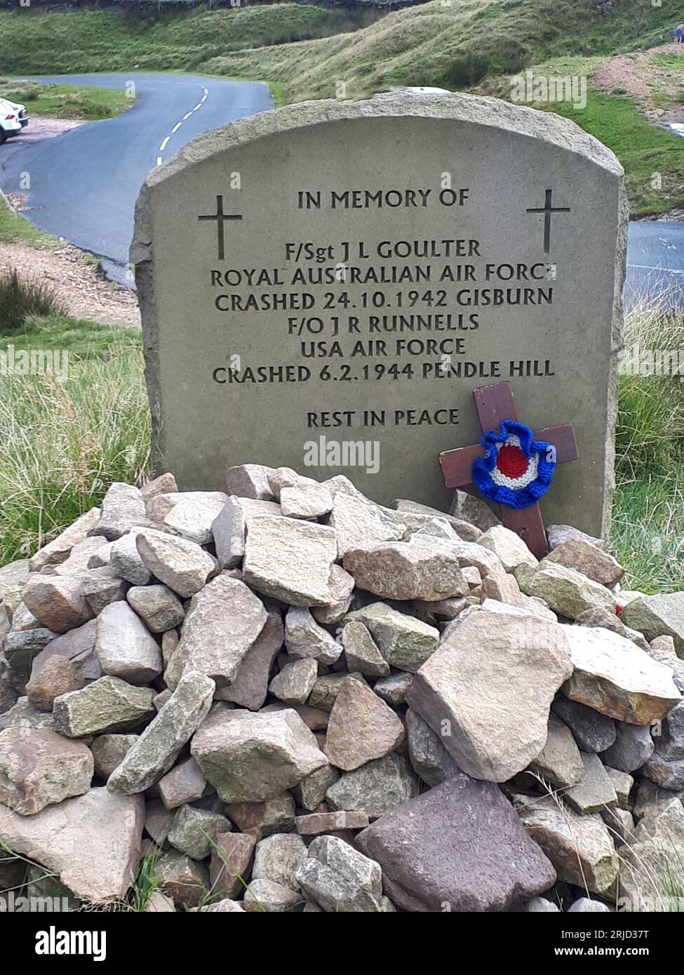 Ergreifende Gedenkstätte für Flugbesatzungen, die während des Trainings im 2. Weltkrieg auf dem Pendle Hill in Lancashire abstürzten. Menschen fügen einen Stein hinzu, um sich an sie persönlich zu erinnern Stockfoto