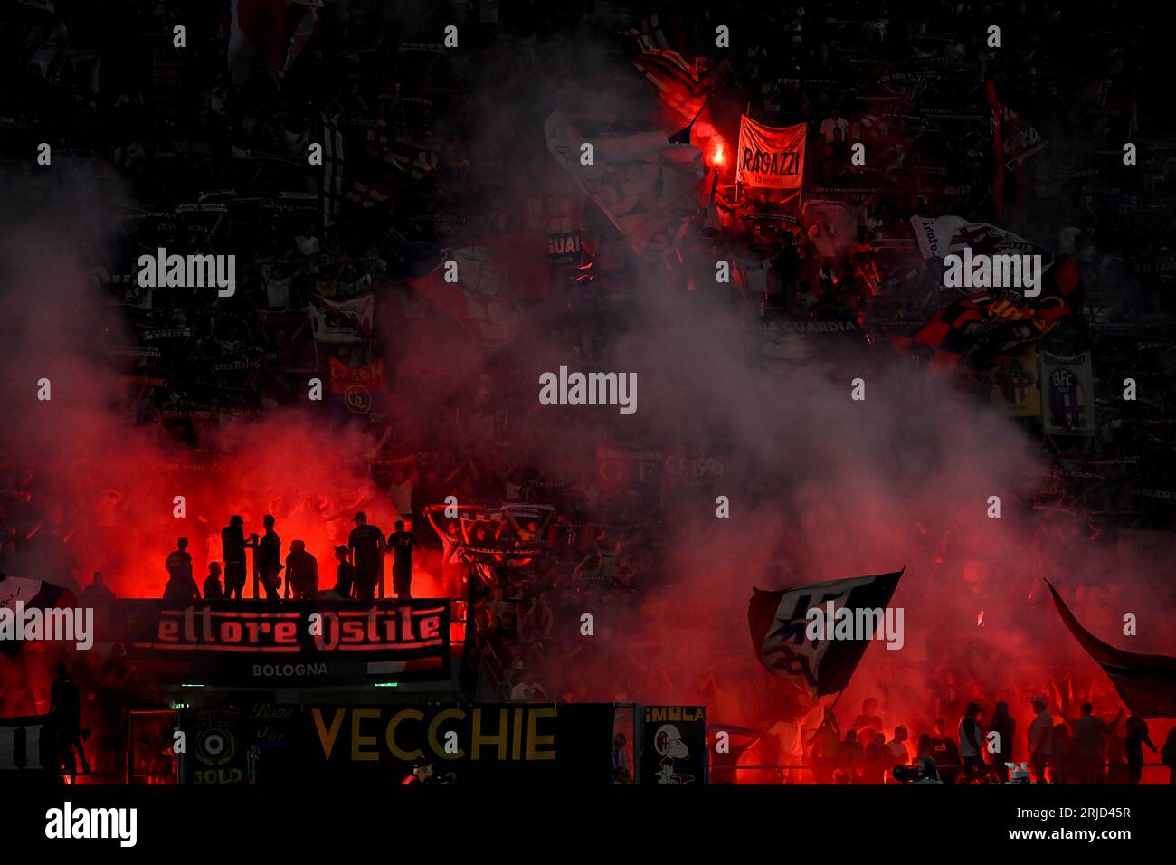 Bologna-Fans zünden während des Fußballspiels Der Serie A zwischen dem FC Bologna und dem AC Mailand im Renato Dall'Ara Stadion in Bologna (Ita) Fackeln und Rauchbomben an Stockfoto