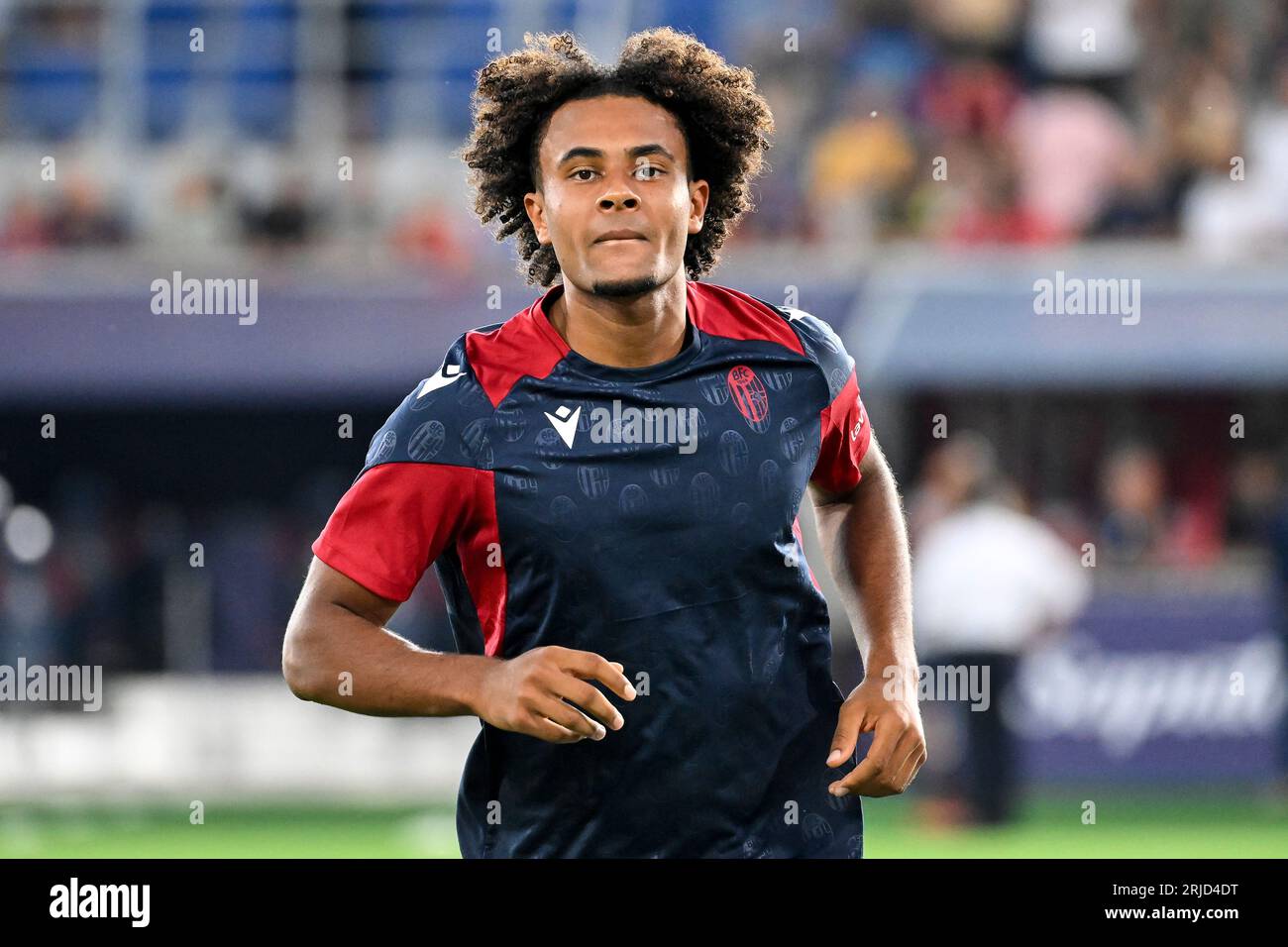 Joshua Zirkzee vom FC Bologna erwärmt sich während des Fußballspiels der Serie A zwischen dem FC Bologna und dem AC Mailand im Renato Dall'Ara Stadion in Bologna (Italien), Stockfoto