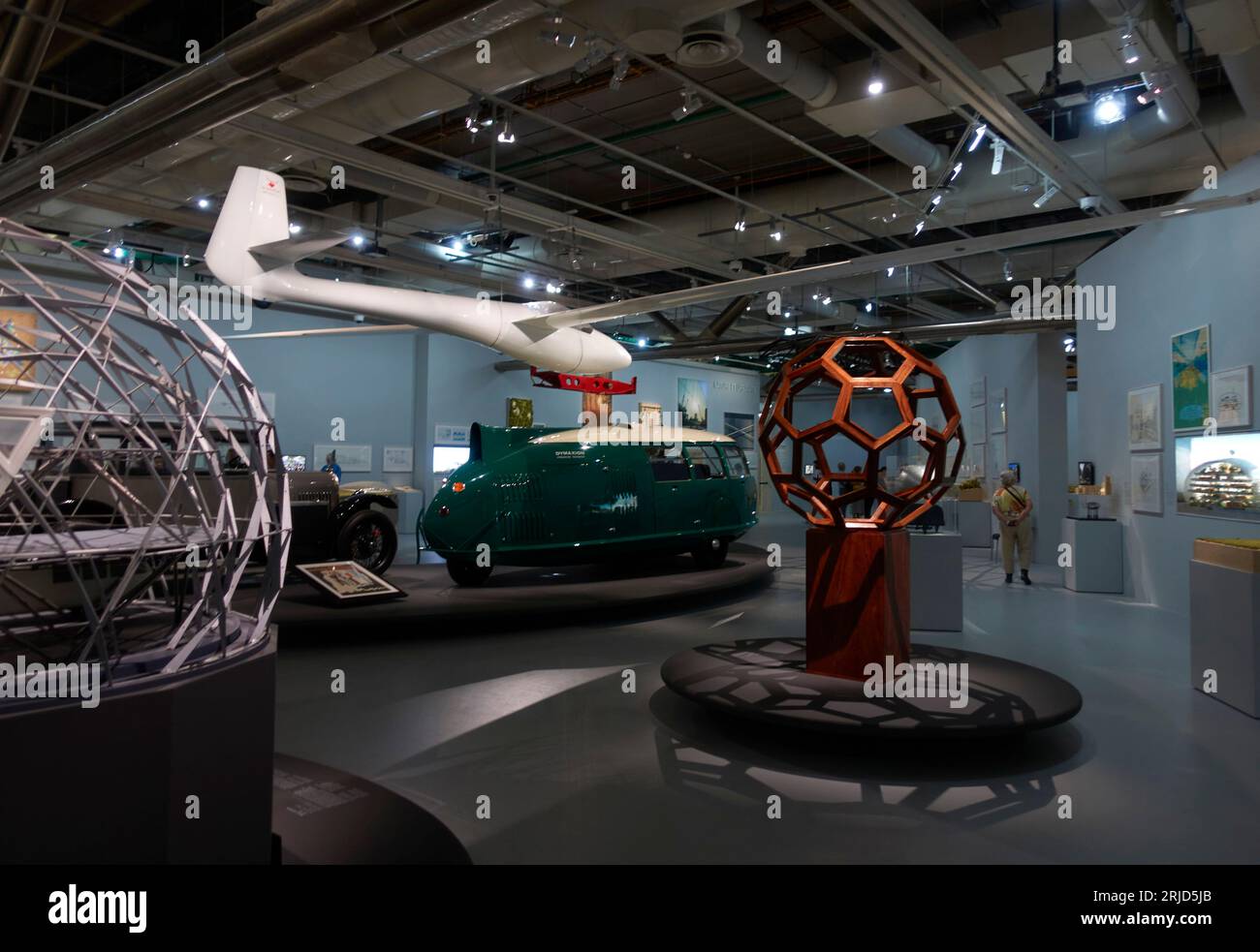 Gesamtansicht. Norman Foster Retropspective im Pompidou, Paris, Frankreich. Architekt: Foster + Partners, 2023. Stockfoto