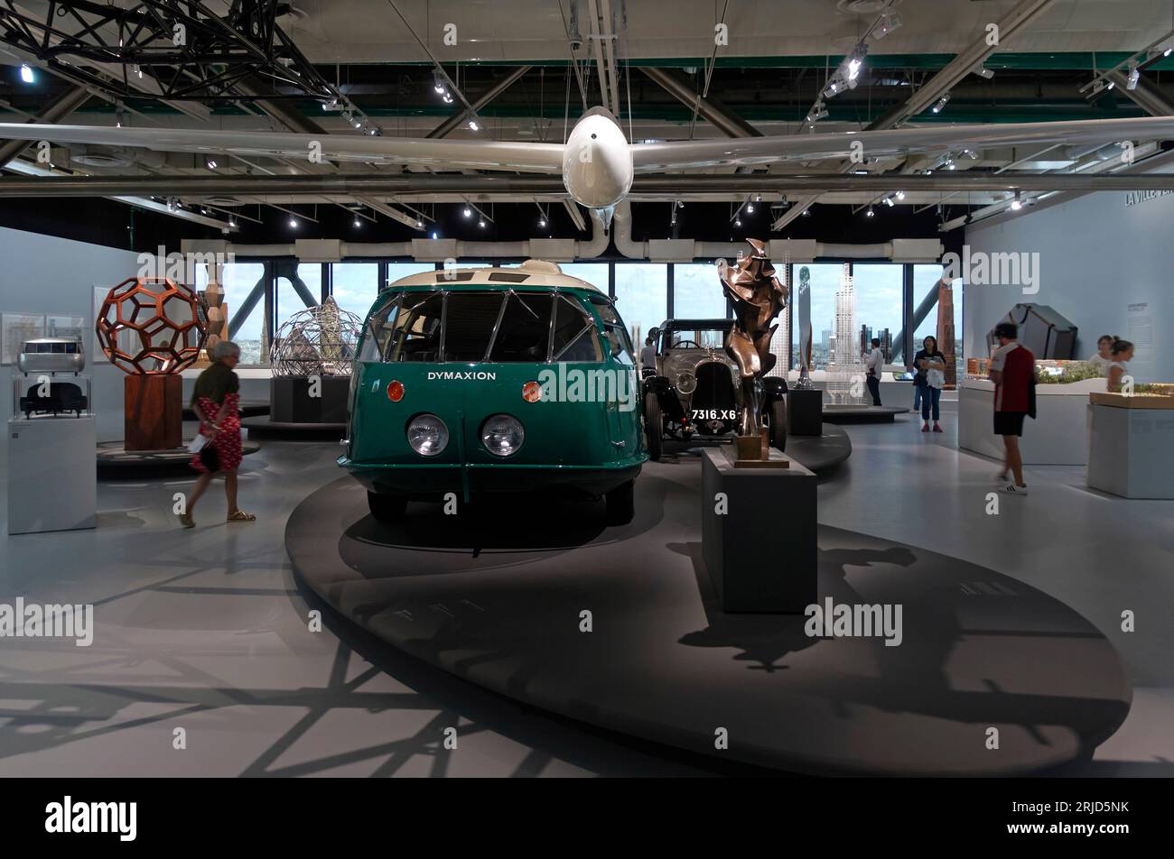 Gesamtansicht. Norman Foster Retropspective im Pompidou, Paris, Frankreich. Architekt: Foster + Partners, 2023. Stockfoto