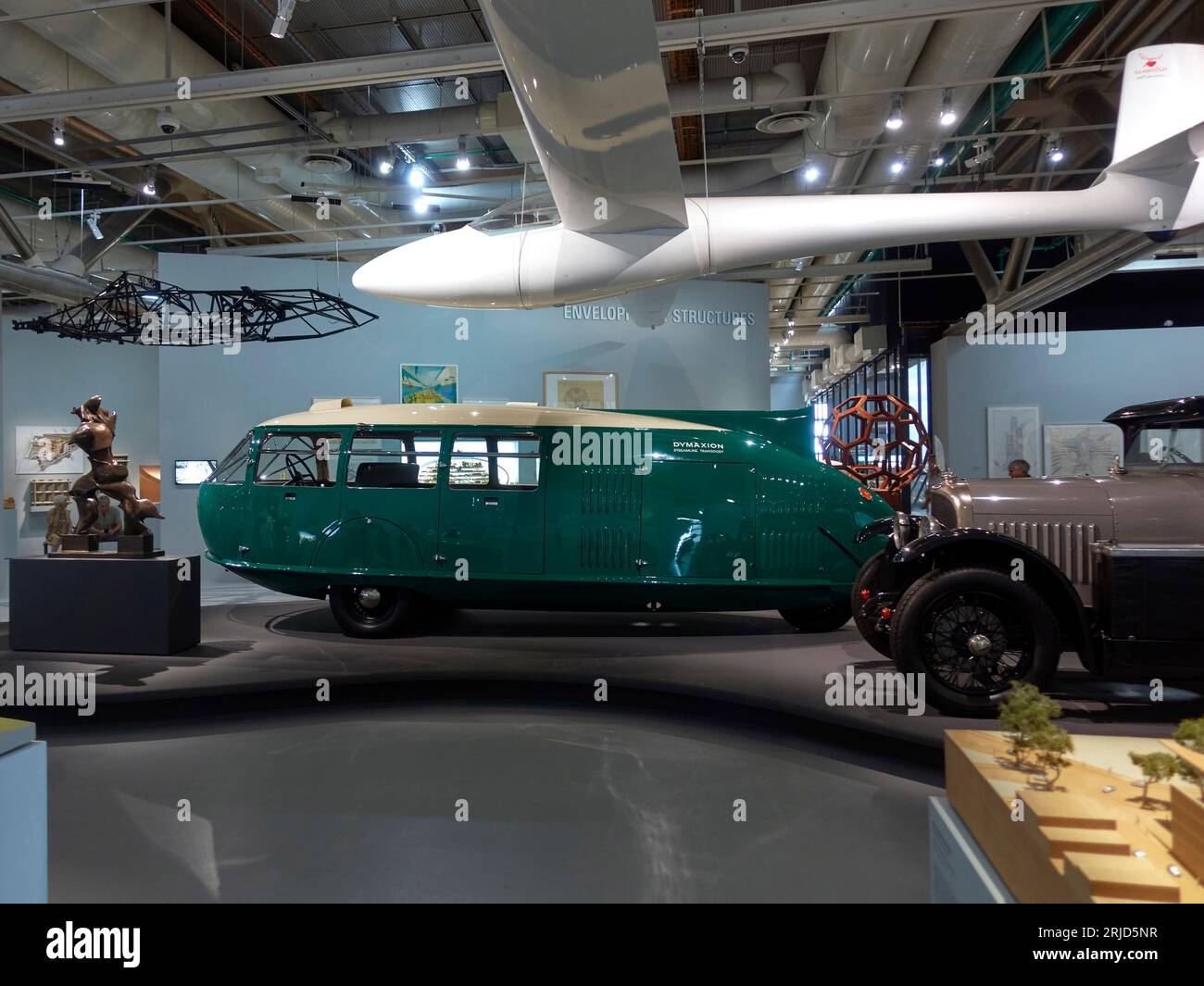 Gesamtansicht. Norman Foster Retropspective im Pompidou, Paris, Frankreich. Architekt: Foster + Partners, 2023. Stockfoto