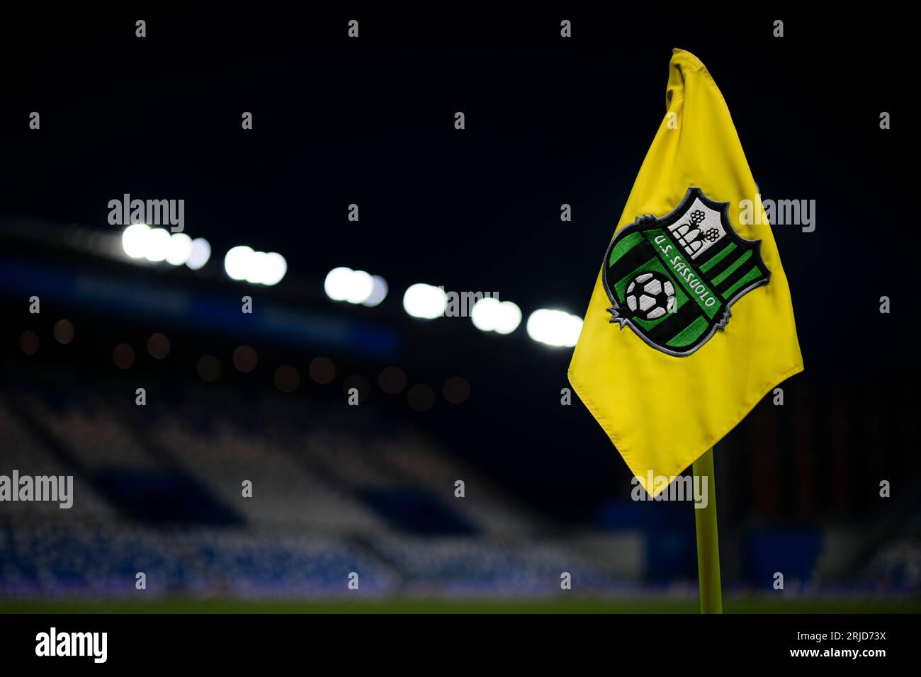 Am Ende des Fußballspiels der Serie A zwischen US Sassuolo und Atalanta BC ist eine Eckflagge mit dem Logo von US Sassuolo zu sehen. Stockfoto