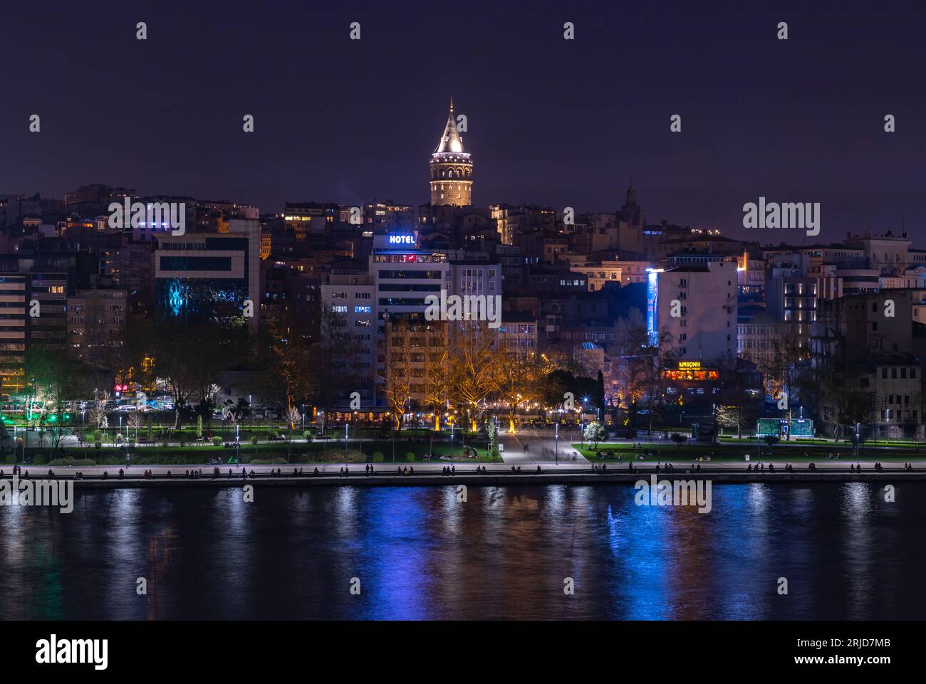 Ein Bild des Beyoglu-Viertels am Ufer und des Galata-Turms bei Nacht. Stockfoto