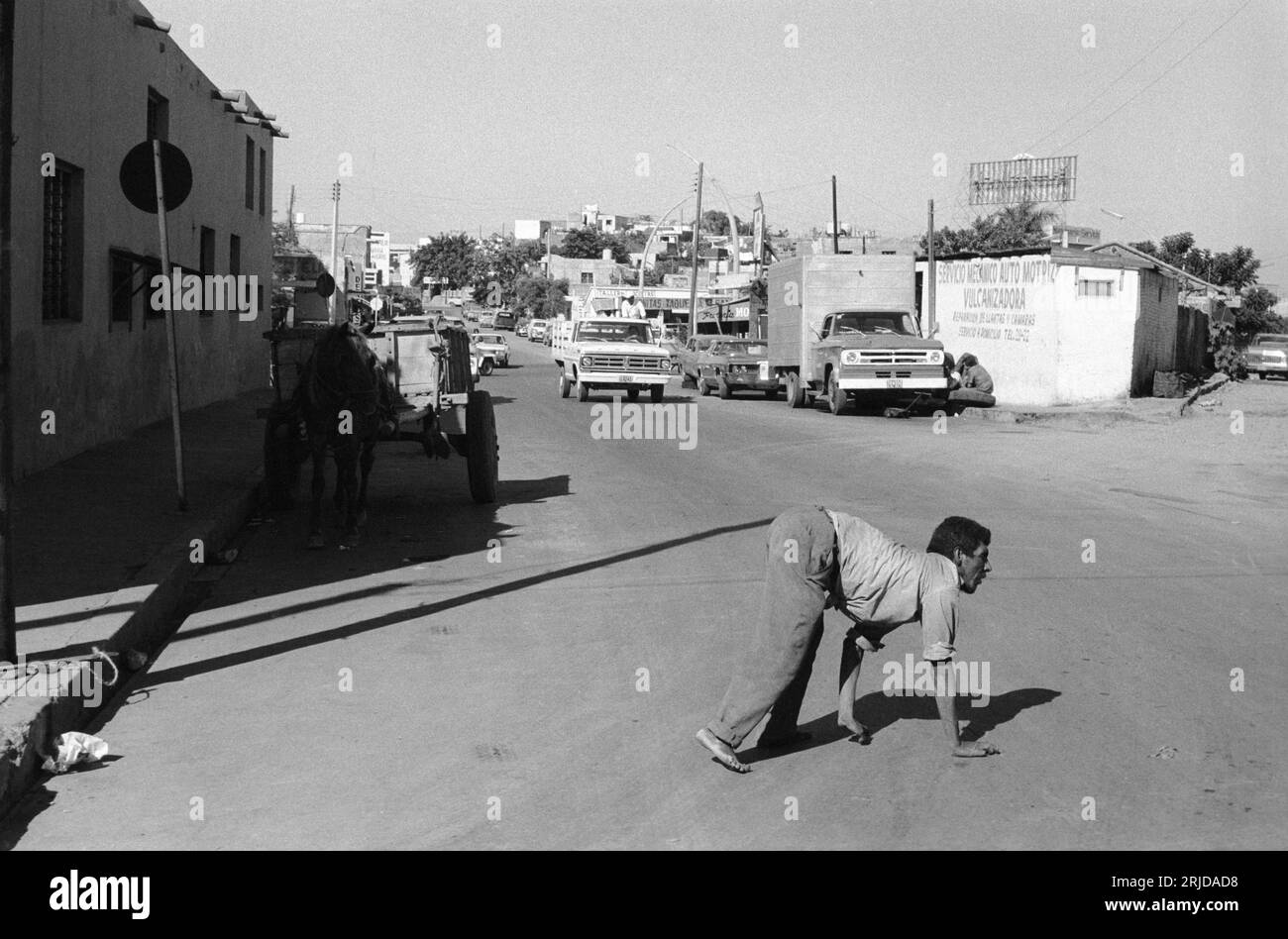 Mexiko 1970er Jahre Quadrupedal Erwachsener Mann menschliche Hand gehen. Auch bekannt als Uner Tan-Syndrom UTS. Mazatlan, Bundesstaat Sinaloa, Mexiko, Dezember 1972. HOMER SYKES Stockfoto