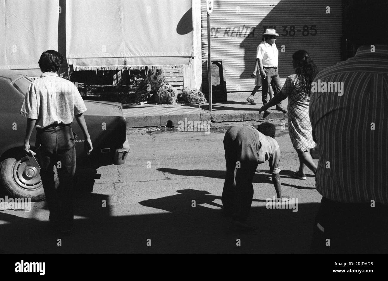 Mexiko 1970er Jahre Vierfach-Erwachsener-Mensch-Handlauf. Auch bekannt als Uner Tan Syndrom UTS. Mazatlan, Bundesstaat Sinaloa, Mexiko um Dezember 1972. HOMER SYKES Stockfoto