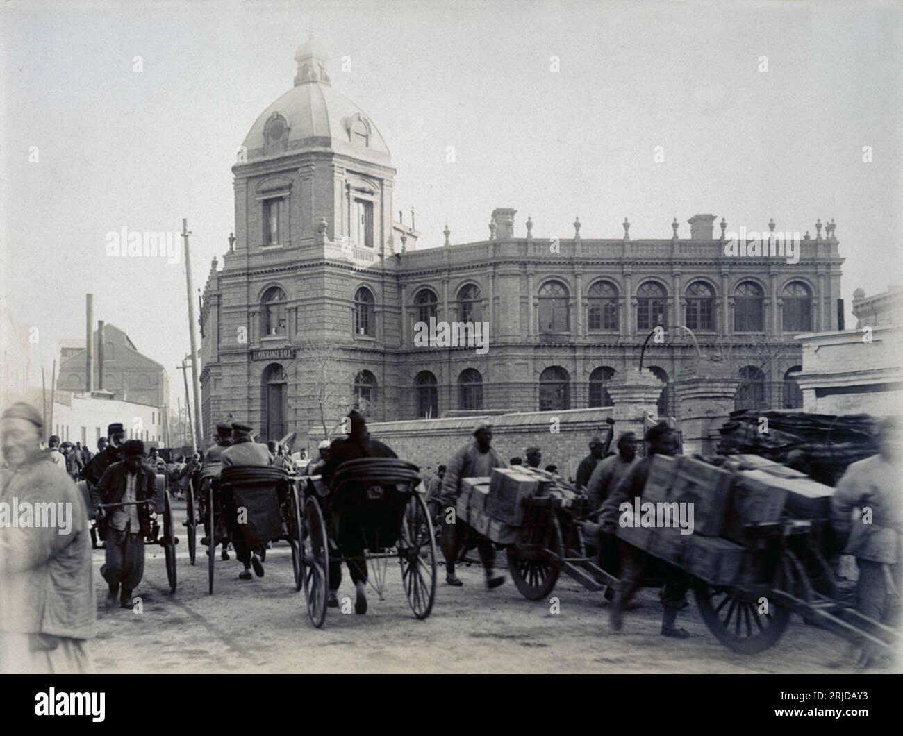 Blick auf den Verkehr vor der Temperance Hall in Tianjin Stockfoto