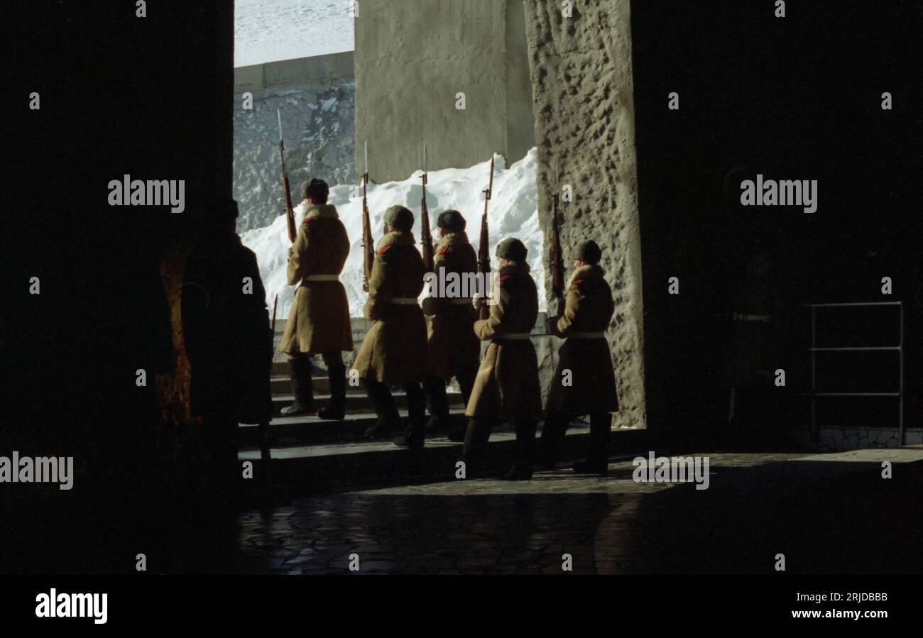 Wolgograd, Russland - Januar 1996: Gescanntes Filmbild, russische militärische Ehrenwache an der Gedenkstätte der Zweiten Weltkrieg Schlacht von Stalingrad. Editorial Stockfoto