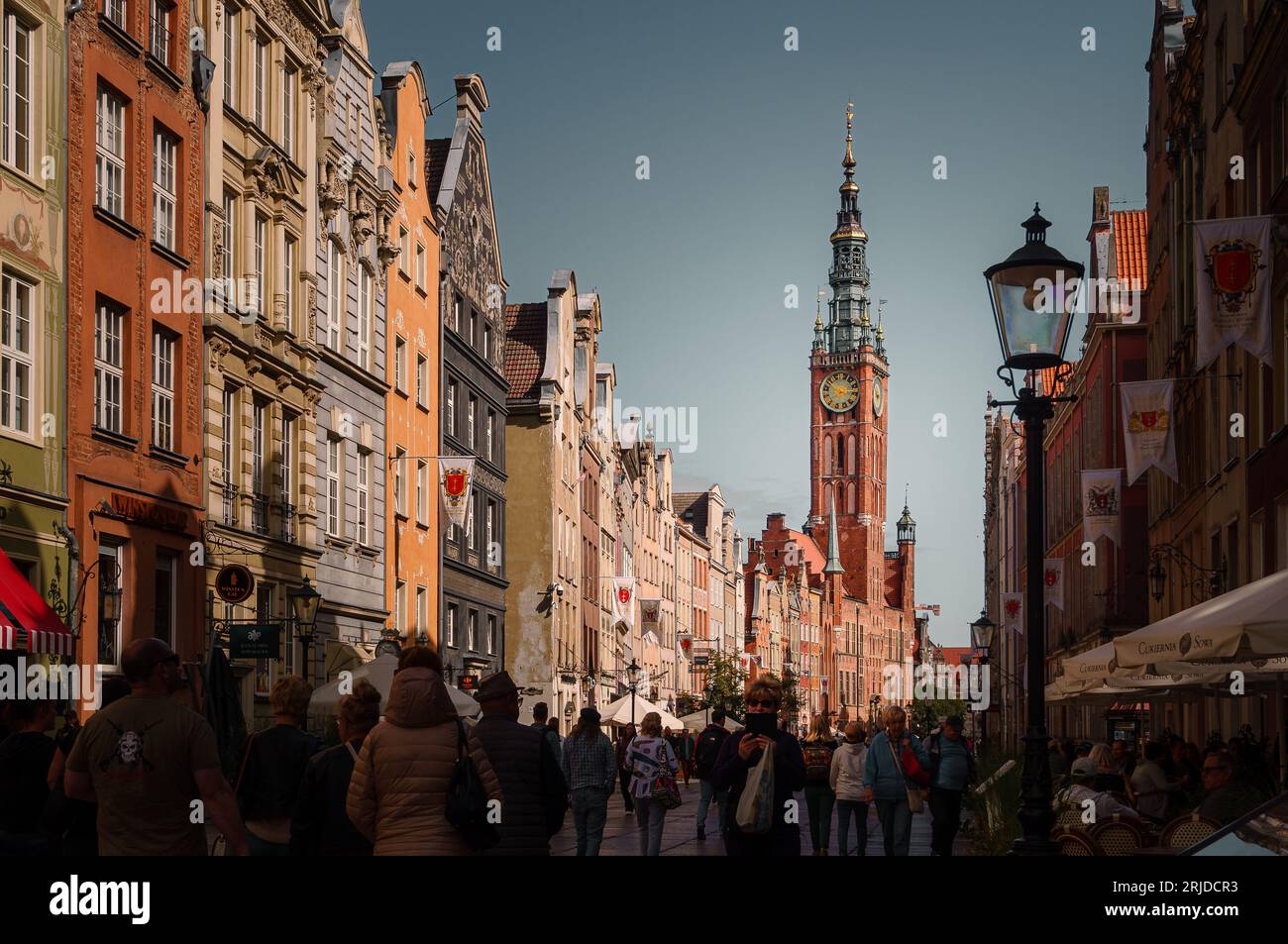 Menschen auf der Dlugi Targ Straße in Danzig. Blick auf den Rathausturm. Fassaden reich geschmückter Häuser Stockfoto