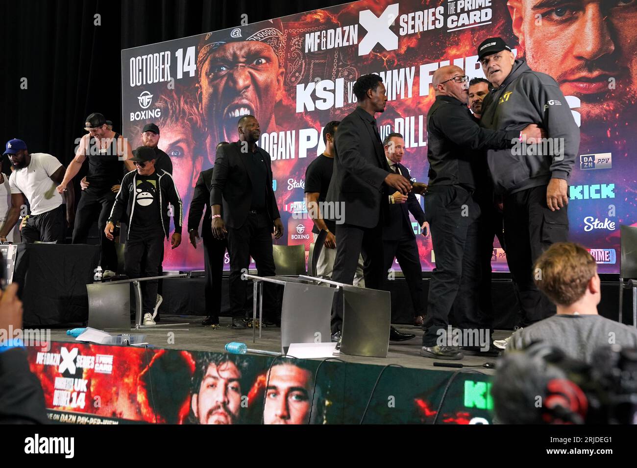 John Fury schlägt während einer Pressekonferenz in der OVO Arena Wembley, London, über Tische auf der Bühne. Bilddatum: Dienstag, 22. August 2023. Stockfoto