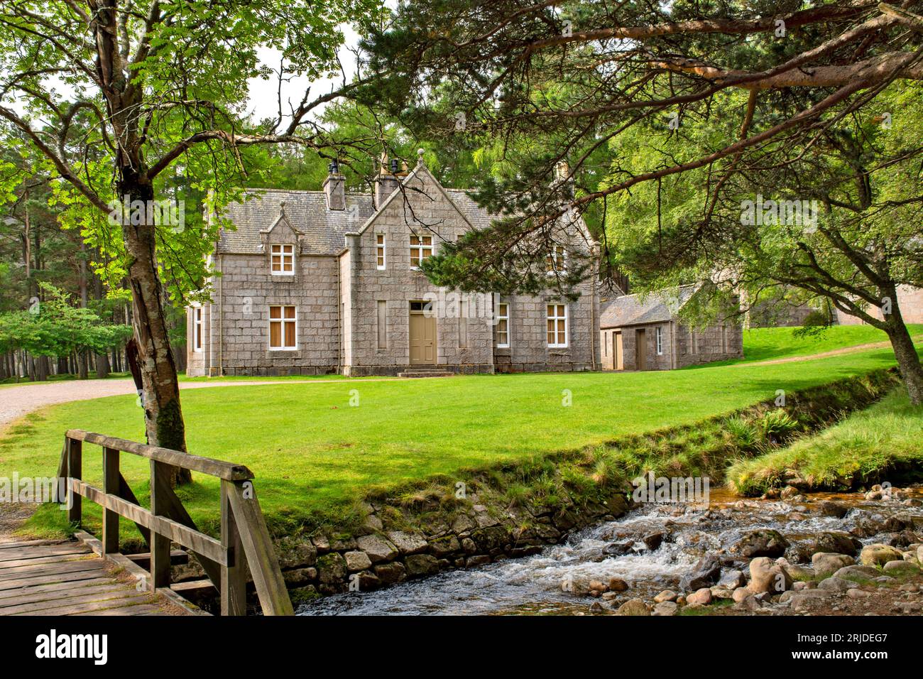 Loch Muick Ballater Balmoral Estate Scotland Bridge und Bach, die im Sommer an Glas allt Shiel House vorbeiführen Stockfoto