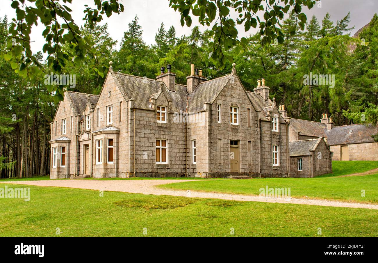 Loch Muick Ballater Balmoral Estate Schottland Seitenansicht des Glas allt Shiel House im Sommer Stockfoto