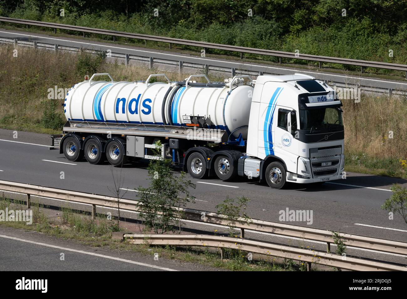 NDS Transport Tankwagen auf der Autobahn M40, Warwickshire, Vereinigtes Königreich Stockfoto