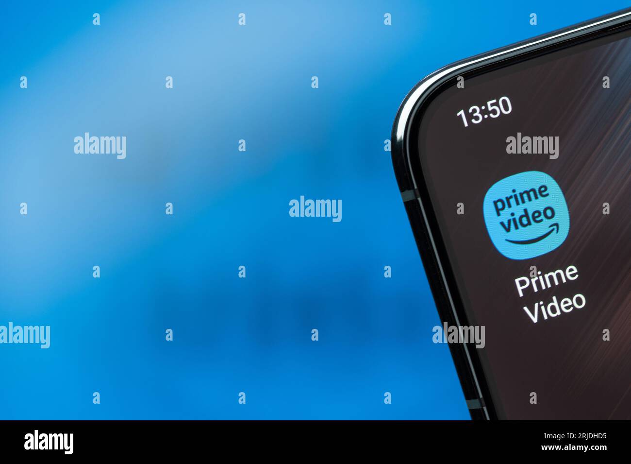 New York, USA – 20. August 2023: Amazon Prime Video Icon App auf Smartphone-Bildschirm Makro mit verschwommenem Logo Hintergrund Stockfoto