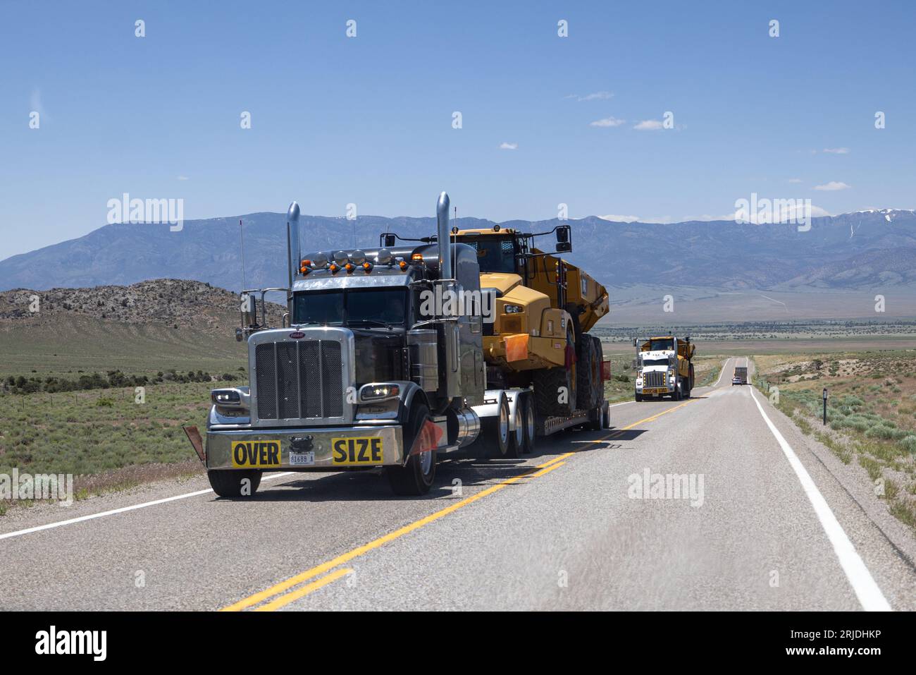 GREAT BASIN HIGHWAY, NEVADA USA - 23. JUNI: Schwere Geräte für Bergbau und Erdbewegung werden auf großen Sattelzugmaschinen auf Highway 50-Akros transportiert Stockfoto