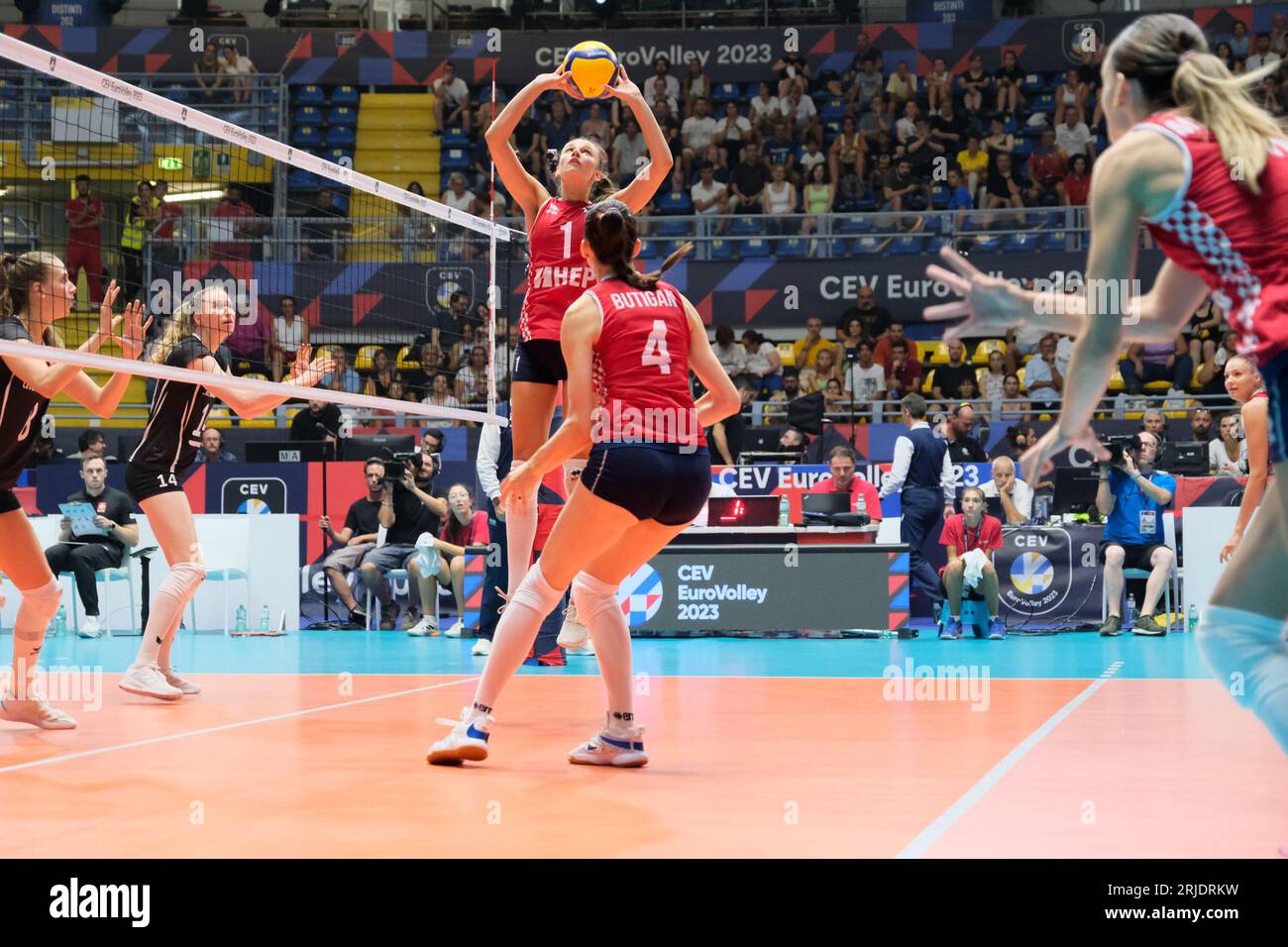 Rene Sain (L) und Boana Butigan (R) aus Kroatien wurden während der CEV EuroVolley 2023 Women Final Round zwischen Kroatien und der Schweiz in der Gianni Asti Sports Hall in Aktion gesehen. Endstand; Kroatien 1:3 Schweiz. Stockfoto