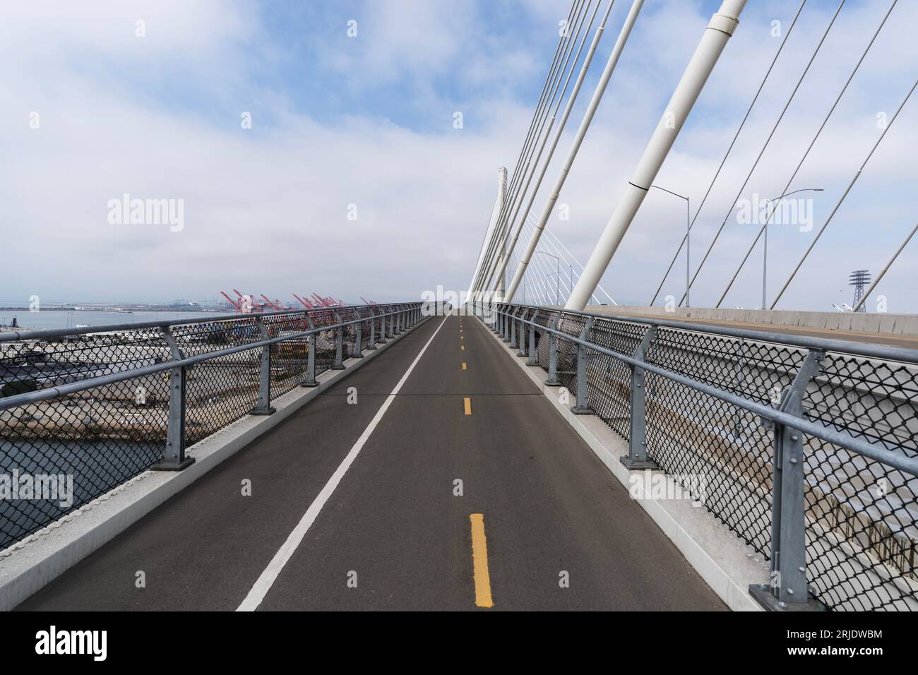 Blick auf die Fahrrad- und Fußgängerzone auf der neuen Long Beach International Gateway Bridge, die zur Terminal Island im Los Angeles County, Kalifornien, führt Stockfoto