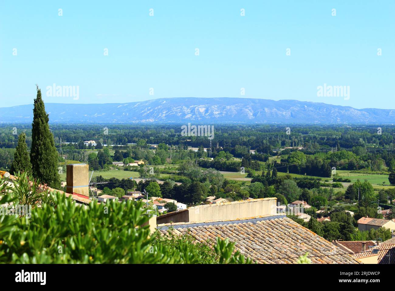 Landschaft um Châteauneuf de gadagne, Vaucluse, Provence Alpes Cote d'Azur Region, Frankreich. Französisches Tal im Frühjahr mit Blick auf die Ausläufer Stockfoto