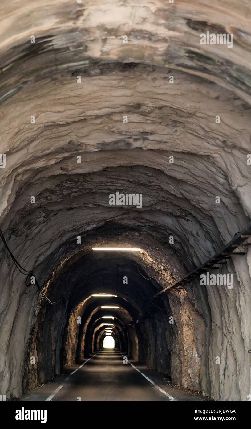 Peljesac, Kroatien. August 2023. Der Dingac-Tunnel ist am 10. August 2023 auf der Küstenstraße von Potomje (einem Dorf auf der Halbinsel Peljesac, das für seine Weine berühmt ist) nach Trstenik bei Peljesac in Kroatien abgebildet. Der 400 m lange Tunnel wurde 1973 gebaut. Von den Winzern des Gebiets, um die Trauben zu transportieren. Foto: Emica Elvedji/PIXSELL Credit: Pixsell/Alamy Live News Stockfoto